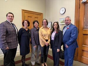 Avec Ainslinn Clancy